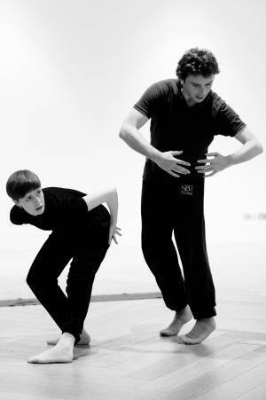 日本の祝祭舞踏「三番叟」がイギリスの現代舞踊と融合、LGBTQ+ダンスデュオThick&Tightと能楽師の驚愕のコラボ！カンフェティでチケット発売