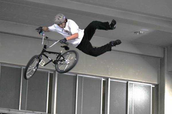 【岡山理科大学附属高等学校】「第１回全国高校ＢＭＸフリースタイル選手権大会」／理大附属の上村選手は３位／男子初代優勝者は湘南工科大附属の溝垣選手／女子は第一学院の内藤選手