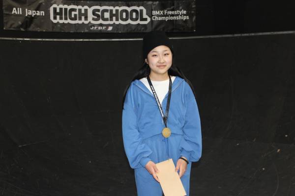 【岡山理科大学附属高等学校】「第１回全国高校ＢＭＸフリースタイル選手権大会」／理大附属の上村選手は３位／男子初代優勝者は湘南工科大附属の溝垣選手／女子は第一学院の内藤選手