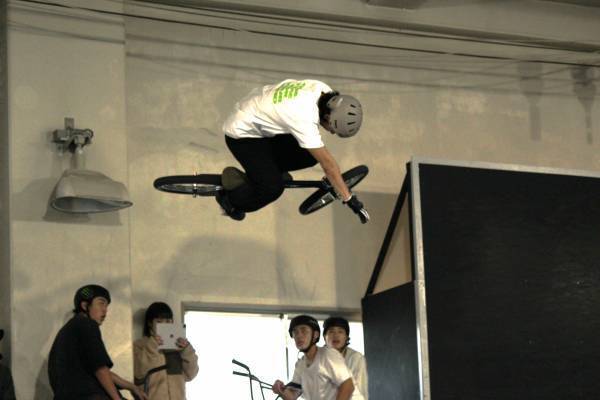 【岡山理科大学附属高等学校】「第１回全国高校ＢＭＸフリースタイル選手権大会」／理大附属の上村選手は３位／男子初代優勝者は湘南工科大附属の溝垣選手／女子は第一学院の内藤選手