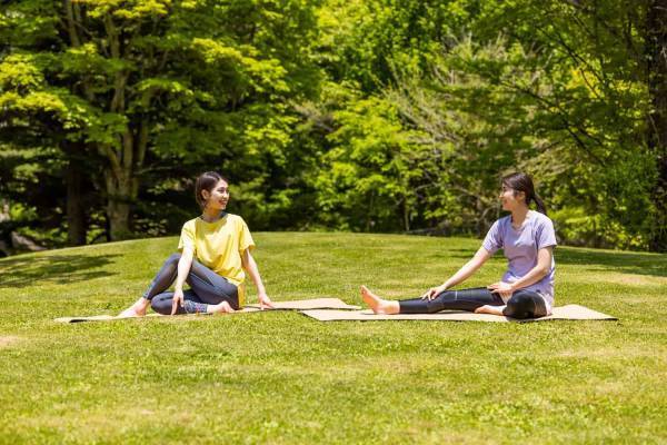 【軽井沢星野エリア】新緑の軽井沢でリフレッシュ！心地よく身体を動かすイベント「軽井沢 森の心身調律」を開催～野外のフィットネスジムに2種類のエリアとプログラムが登場＆イベント限定ドリンクを販売～｜期間：2023年5月12日～6月4日