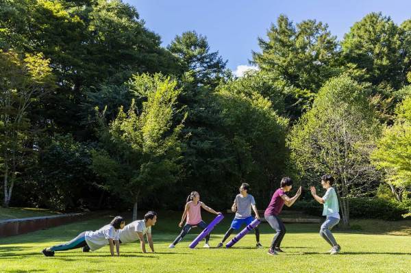 【軽井沢星野エリア】新緑の軽井沢でリフレッシュ！心地よく身体を動かすイベント「軽井沢 森の心身調律」を開催～野外のフィットネスジムに2種類のエリアとプログラムが登場＆イベント限定ドリンクを販売～｜期間：2023年5月12日～6月4日