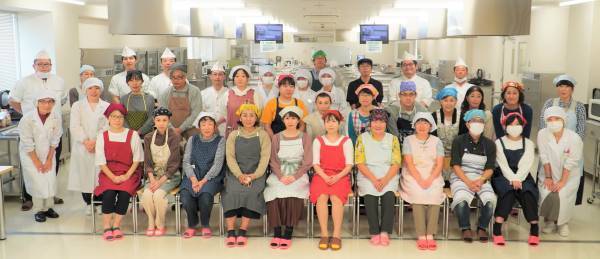 大阪国際大学短期大学部栄養学科×京阪百貨店―「プロから学ぶお魚のさばき方＆料理教室」に久木教授とセミナー生が協力―