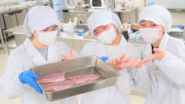 大阪国際大学短期大学部栄養学科×京阪百貨店―「プロから学ぶお魚のさばき方＆料理教室」に久木教授とセミナー生が協力―