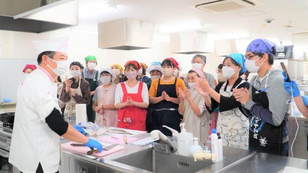 大阪国際大学短期大学部栄養学科×京阪百貨店―「プロから学ぶお魚のさばき方＆料理教室」に久木教授とセミナー生が協力―