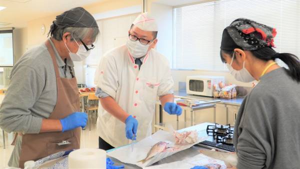 大阪国際大学短期大学部栄養学科×京阪百貨店―「プロから学ぶお魚のさばき方＆料理教室」に久木教授とセミナー生が協力―
