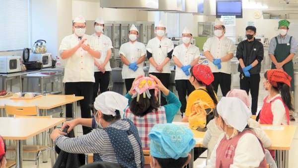 大阪国際大学短期大学部栄養学科×京阪百貨店―「プロから学ぶお魚のさばき方＆料理教室」に久木教授とセミナー生が協力―