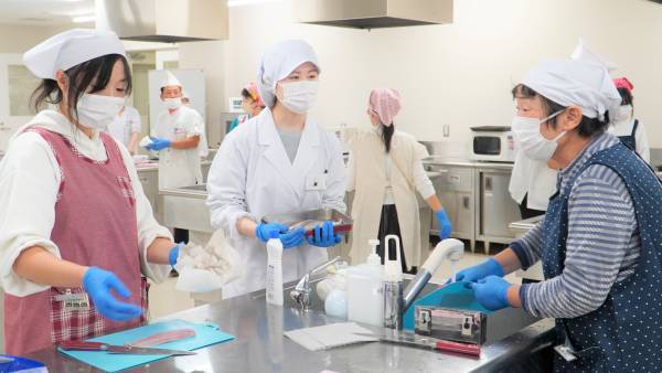 大阪国際大学短期大学部栄養学科×京阪百貨店―「プロから学ぶお魚のさばき方＆料理教室」に久木教授とセミナー生が協力―