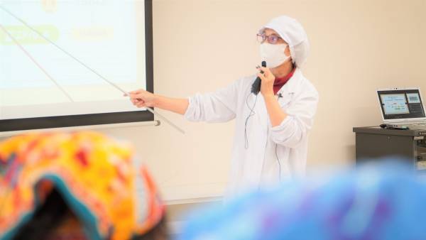 大阪国際大学短期大学部栄養学科×京阪百貨店―「プロから学ぶお魚のさばき方＆料理教室」に久木教授とセミナー生が協力―