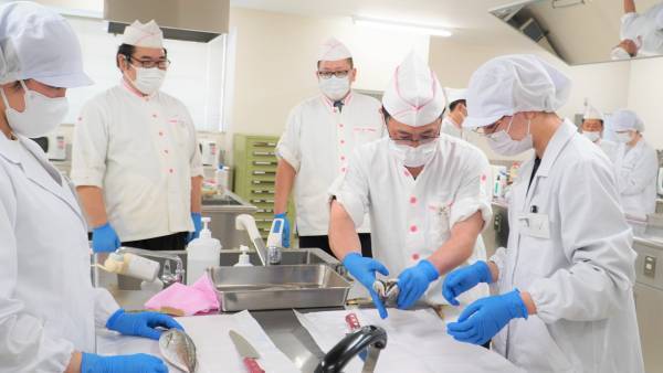 大阪国際大学短期大学部栄養学科×京阪百貨店―「プロから学ぶお魚のさばき方＆料理教室」に久木教授とセミナー生が協力―