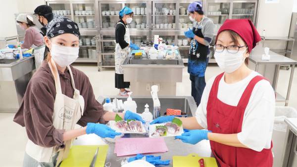 大阪国際大学短期大学部栄養学科×京阪百貨店―「プロから学ぶお魚のさばき方＆料理教室」に久木教授とセミナー生が協力―