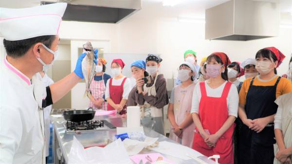 大阪国際大学短期大学部栄養学科×京阪百貨店―「プロから学ぶお魚のさばき方＆料理教室」に久木教授とセミナー生が協力―