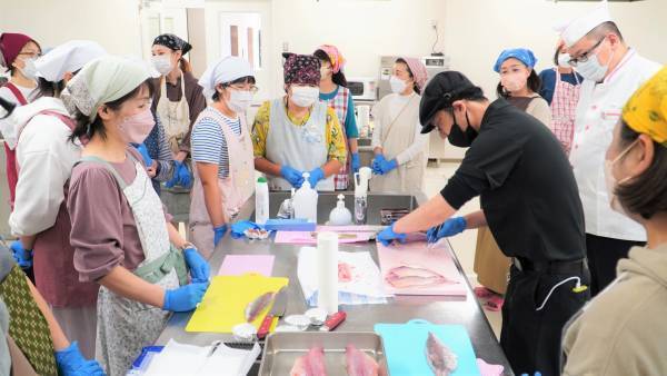 大阪国際大学短期大学部栄養学科×京阪百貨店―「プロから学ぶお魚のさばき方＆料理教室」に久木教授とセミナー生が協力―