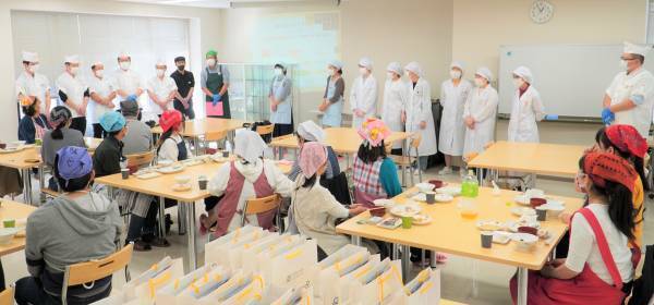 大阪国際大学短期大学部栄養学科×京阪百貨店―「プロから学ぶお魚のさばき方＆料理教室」に久木教授とセミナー生が協力―