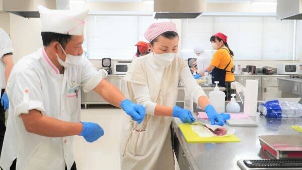 大阪国際大学短期大学部栄養学科×京阪百貨店―「プロから学ぶお魚のさばき方＆料理教室」に久木教授とセミナー生が協力―