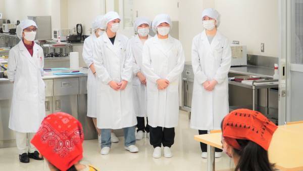 大阪国際大学短期大学部栄養学科×京阪百貨店―「プロから学ぶお魚のさばき方＆料理教室」に久木教授とセミナー生が協力―