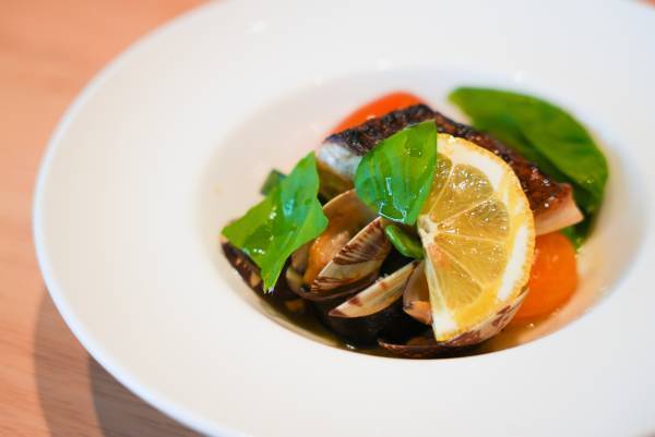 【夏限定ディナー】地元ニジマスの薪窯焼きの受付開始。京都府京丹後市「HOTEL＆湖邸 艸花 -SOKA-」