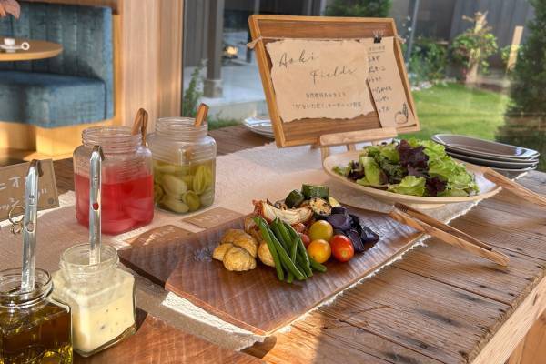 【夏限定ディナー】地元ニジマスの薪窯焼きの受付開始。京都府京丹後市「HOTEL＆湖邸 艸花 -SOKA-」