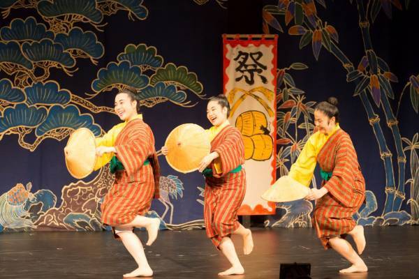 スコットランドのエジンバラフリンジ演劇祭で五つ星を獲得した、エネルギッシュな踊り、バイオリン・三線・パーカッションの生演奏で届ける歌舞劇(沖縄版ミュージカル)が上演決定！カンフェティでチケット発売