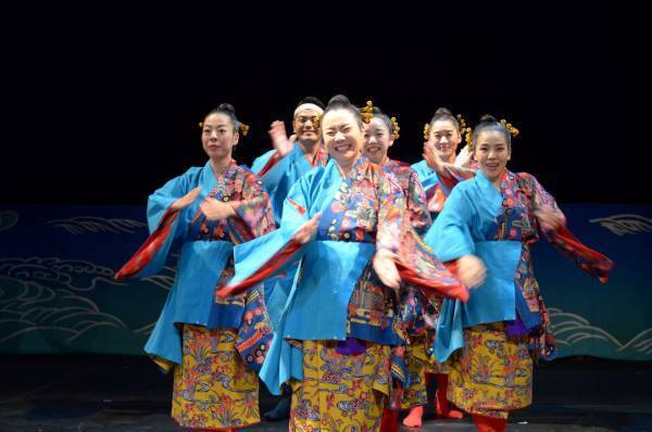 スコットランドのエジンバラフリンジ演劇祭で五つ星を獲得した、エネルギッシュな踊り、バイオリン・三線・パーカッションの生演奏で届ける歌舞劇(沖縄版ミュージカル)が上演決定！カンフェティでチケット発売