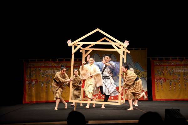 スコットランドのエジンバラフリンジ演劇祭で五つ星を獲得した、エネルギッシュな踊り、バイオリン・三線・パーカッションの生演奏で届ける歌舞劇(沖縄版ミュージカル)が上演決定！カンフェティでチケット発売