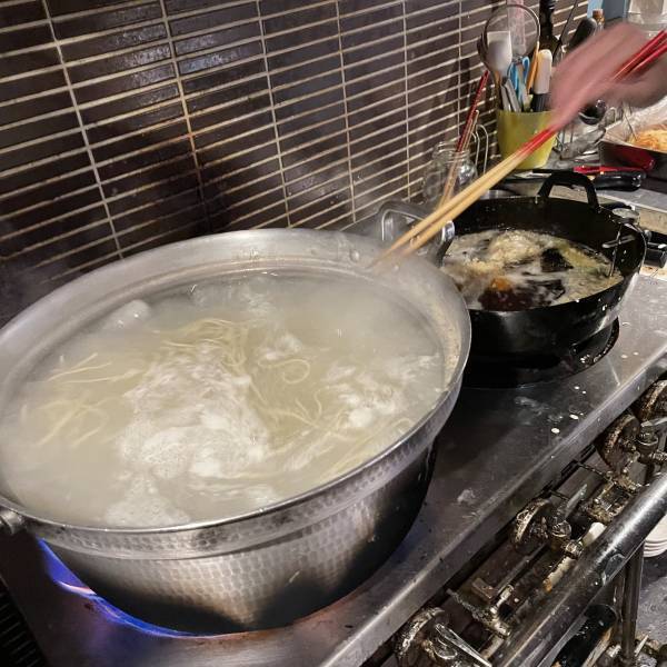 【女性蕎麦職人】横浜反町に手打ちの本格立ち食いそば「しおや」がオープン！