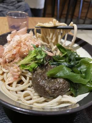 【女性蕎麦職人】横浜反町に手打ちの本格立ち食いそば「しおや」がオープン！