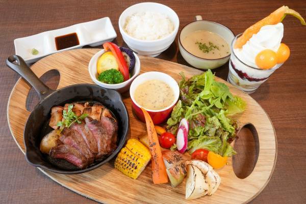 ～YouTubeチャンネル「ゆるふわたいむ」コラボ企画第２弾！～ 雪平莉左さん監修「北海道まるっとまんぷくプレート」を みのるダイニング札幌ステラプレイス店で ８月８日（火）～８月２１日（月）まで提供