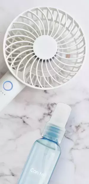 扇風機は1人1台の時代。ハンディファンと一緒に使えるひんやり コスメ登場「STコンテ クールリフレッシュミスト」4/10発売