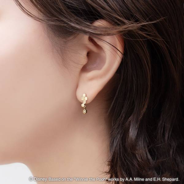 「くまのプーさん」　新作ネックレス＆ピアス “幸せを溜めこむ”幸運のモチーフ、ハニカムをデザイン