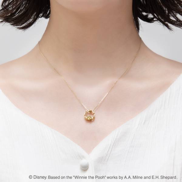 「くまのプーさん」　新作ネックレス＆ピアス “幸せを溜めこむ”幸運のモチーフ、ハニカムをデザイン