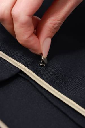 ＜ザ・スーツカンパニー＞ 小さいけれど大きな違い　その日の気分やシーンに合わせボタンを気軽に取換 チェンジボタン仕様のダブルブレスト紺ブレザーを発売