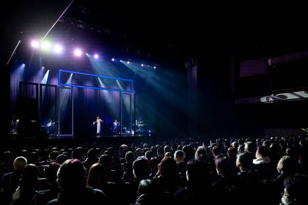 目の前に迫るホイットニーと迫力の歌声に興奮、そして感涙！ 「ホイットニー・ヒューストン ホログラムコンサート」 日本公演初日オフィシャルレポート