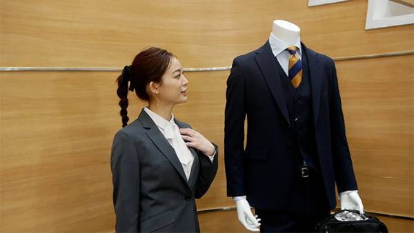 ＜洋服の青山＞ YouTube「新井恵理那channel」とのフレッシャーズ向けコラボ企画　新井恵理那さんが全力で選ぶ、春の好印象スーツコーディネート