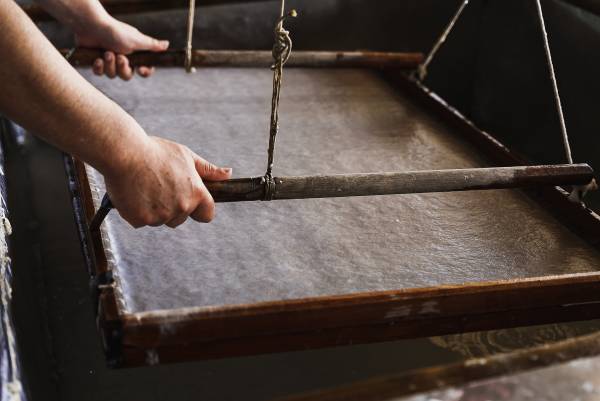 【界 川治】～職人、生産者と行うご当地文化体験「手業(てわざ)のひととき」～「伝統工芸士と大子那須楮(だいごなすこうぞ)100％の『烏山和紙』紙漉き体験」開催｜期間：2023年3月１日～8月31日