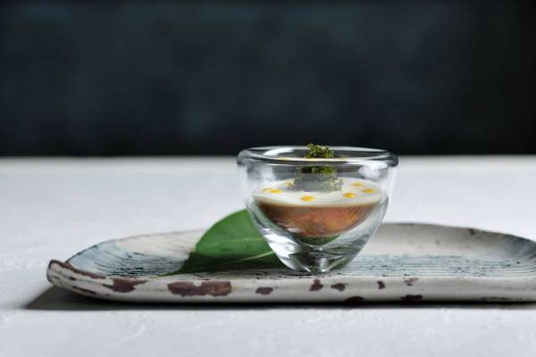 【星のや沖縄】沖縄で親しまれている食材の新たな魅力に出会う 「琉球シチリアーナ」春のディナーコース提供開始 ～月桃の香りや島らっきょう、ゼンマイで春を味わう～｜開始日：2023年3月1日