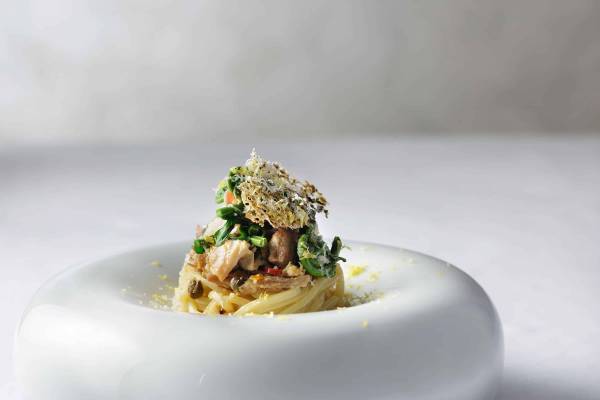 【星のや沖縄】沖縄で親しまれている食材の新たな魅力に出会う 「琉球シチリアーナ」春のディナーコース提供開始 ～月桃の香りや島らっきょう、ゼンマイで春を味わう～｜開始日：2023年3月1日