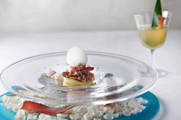 【星のや沖縄】沖縄で親しまれている食材の新たな魅力に出会う 「琉球シチリアーナ」春のディナーコース提供開始 ～月桃の香りや島らっきょう、ゼンマイで春を味わう～｜開始日：2023年3月1日