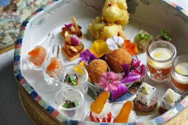 【星のや沖縄】沖縄で親しまれている食材の新たな魅力に出会う 「琉球シチリアーナ」春のディナーコース提供開始 ～月桃の香りや島らっきょう、ゼンマイで春を味わう～｜開始日：2023年3月1日