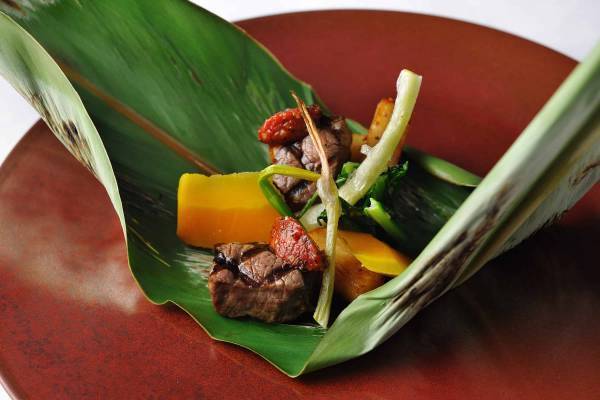 【星のや沖縄】沖縄で親しまれている食材の新たな魅力に出会う 「琉球シチリアーナ」春のディナーコース提供開始 ～月桃の香りや島らっきょう、ゼンマイで春を味わう～｜開始日：2023年3月1日