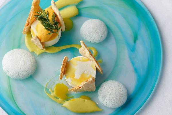 【星のや沖縄】沖縄で親しまれている食材の新たな魅力に出会う 「琉球シチリアーナ」春のディナーコース提供開始 ～月桃の香りや島らっきょう、ゼンマイで春を味わう～｜開始日：2023年3月1日