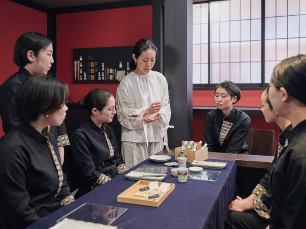 【界 加賀】日本初、温泉旅館に「金継ぎ工房」誕生～伝統的な金継ぎで大切な器を守ってまいります。～