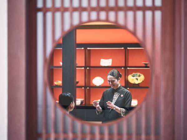 【界 加賀】日本初、温泉旅館に「金継ぎ工房」誕生～伝統的な金継ぎで大切な器を守ってまいります。～