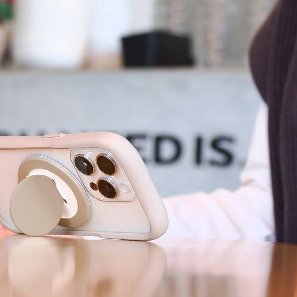 プチッと立ち上げて差し込むだけの薄型スマホスタンド「petista（プチスタ）」を発売