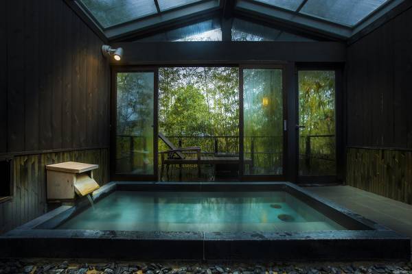 【海の京都 夕日ヶ浦温泉】京丹後ブランド「幻の間人蟹」を使用した特別コース【あまやどりの宿 雨情草庵】