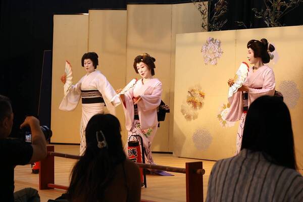 三社祭の土日は浅草見番へ！芸者衆の踊りが見られるチャンス