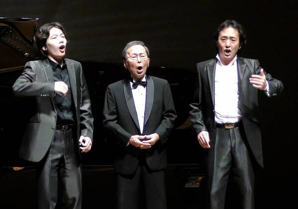 テノール歌手・秋川雅史の“親子三代テノール” による「千の風になって」が話題！