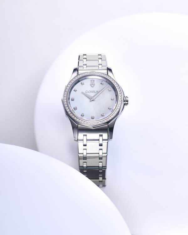 コルムが32mmの『アドミラル』を7月3日発売