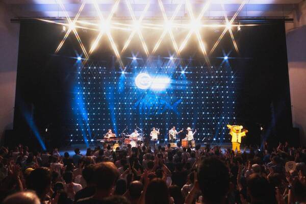 BEGIN、茅ヶ崎でサザンの名曲カバー！『涙そうそう』を地元フラダンサーとコラボも