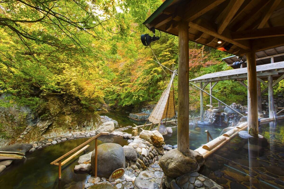 紅葉を楽しむ秋の夜！仙台・作並温泉「湯神神社ライトアップナイト」で心癒される体験を